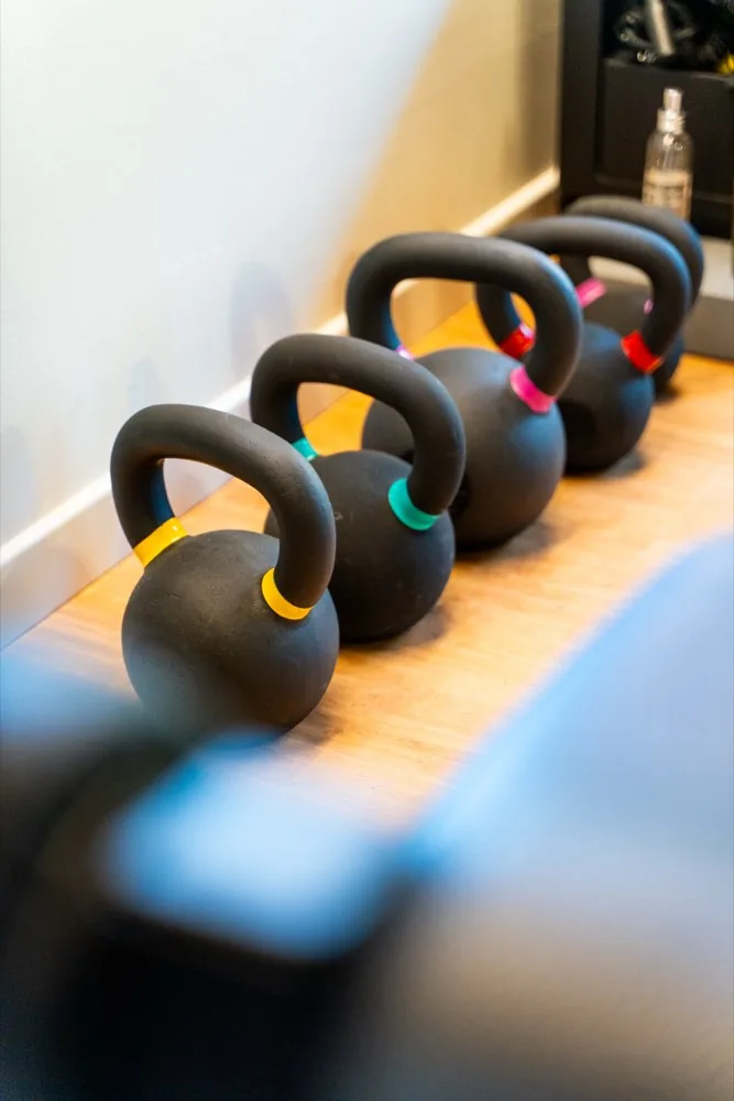 Kettlebell allineate nello studio The Hub a Bologna