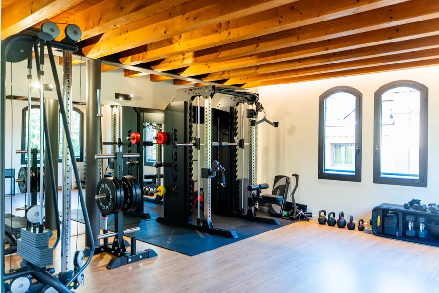 La sala attrezzata di The Hub PT Studio a Bologna